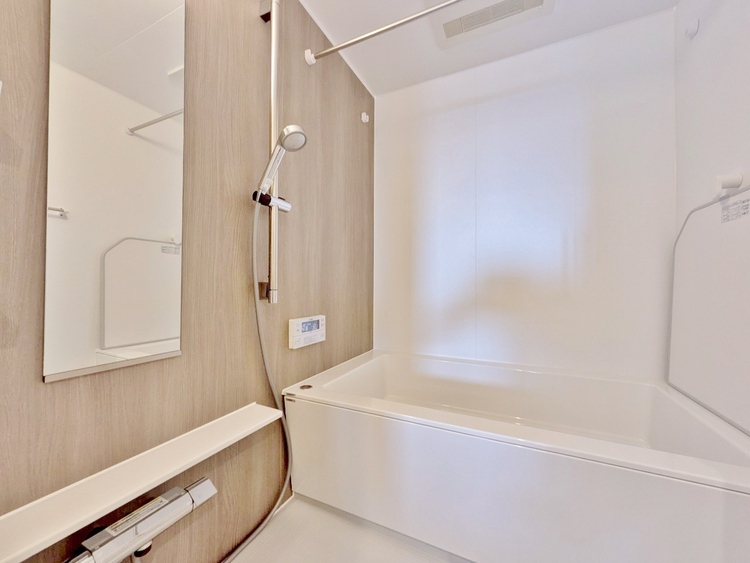 風呂 一日の疲れを癒すバスルームは、心地よいリラックスを叶える清潔感溢れる空間です。