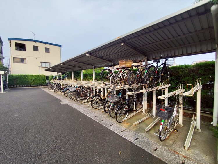 設備 整理整頓された駐輪場で、管理体制の良好さがうかがえます。