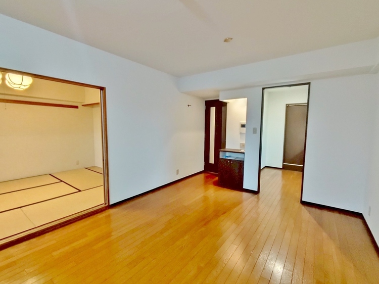 居間 居心地の良い空気感は、暮らしのステージを彩り、心からのやすらぎと満足感を与えてくれます。