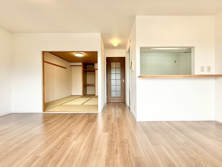 居間 居心地の良い空気感は、暮らしのステージを彩り、心からのやすらぎと満足感を与えてくれます。