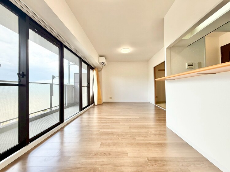 居間 飾り過ぎないシンプルな内装と偏り過ぎないデザインで統一しました。