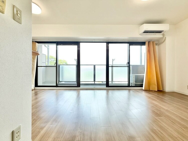 居間 快適に過ごす毎日を求めて、暮らしの中でご自身の「マイホーム」に創り上げてください。