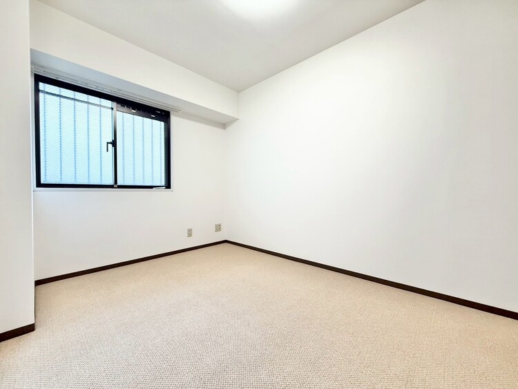 寝室 ベッドも十分に設置するスペースがあります。