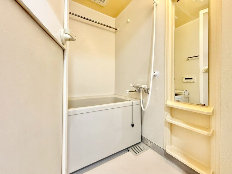 風呂 一日の疲れを癒すバスルームは、心地よいリラックスを叶える清潔感溢れる空間です。