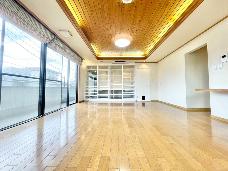 居間 居心地の良い空気感は、暮らしのステージを彩り、心からのやすらぎと満足感を与えてくれます。