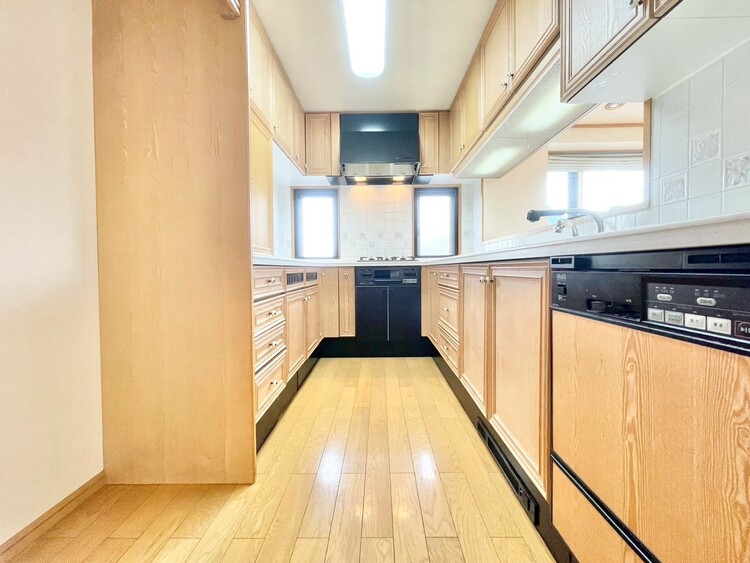 キッチン スマートな意匠と充実の機能を備えたキッチンが、暮らしにおいしい彩りを添えます。