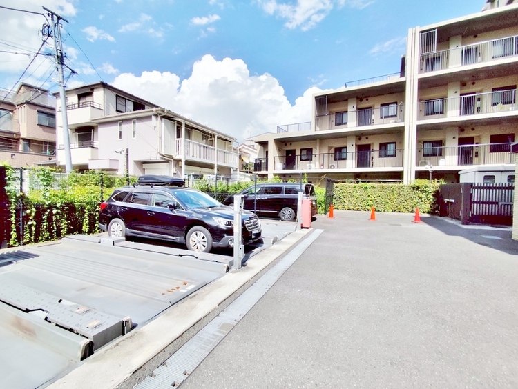 駐車場 本物件の駐車スペースです。車種制限のある場合もございますので、お気軽にお問い合わせくださいませ。