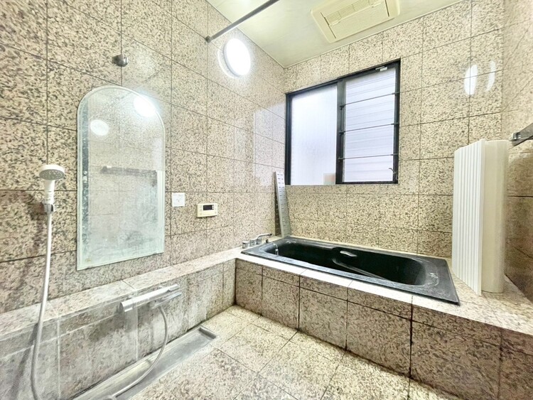 風呂 一日の疲れを癒すバスルームは、心地よいリラックスを叶える清潔感溢れる空間です。