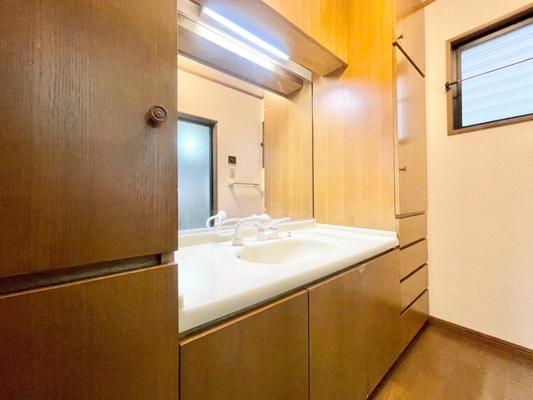 洗面 何かと物が増える場所だからこそ、スッキリと見映えの良い空間に。