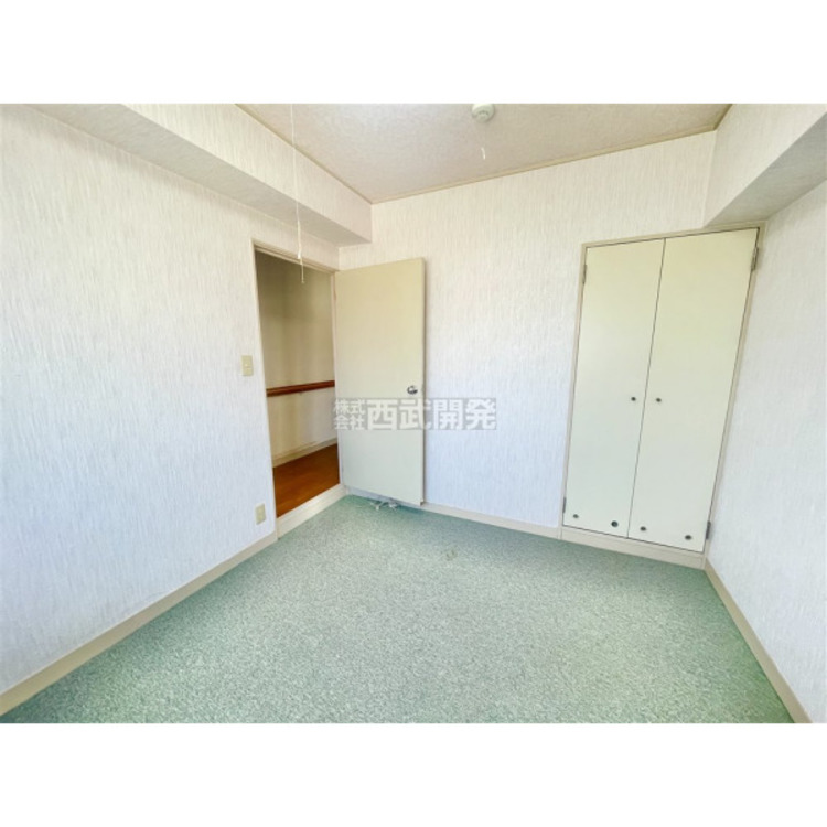 内装 洋服などをすべて収納して室内空間は広々快適(リフォーム前)