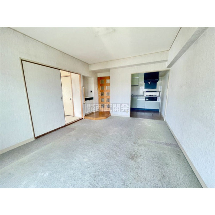 居間 和室と続いているLDK。(リフォーム前)