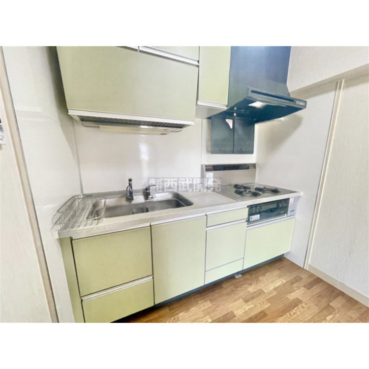 キッチン 3口コンロでお料理も効率よく行えます。安全装置付きですので、万が一の時も安心です。(リフォーム前)