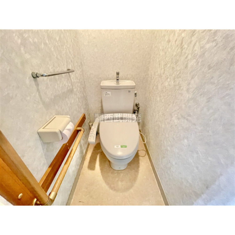 トイレ いつも綺麗に清潔に。洗浄機能付きトイレです。(リフォーム前)