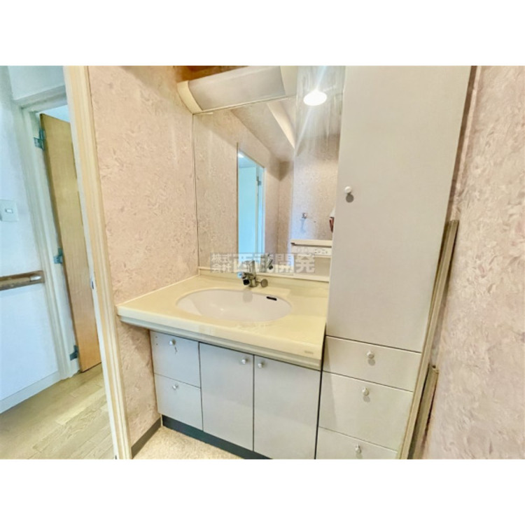 洗面 大きな鏡が付いた洗面化粧台です。(リフォーム前)