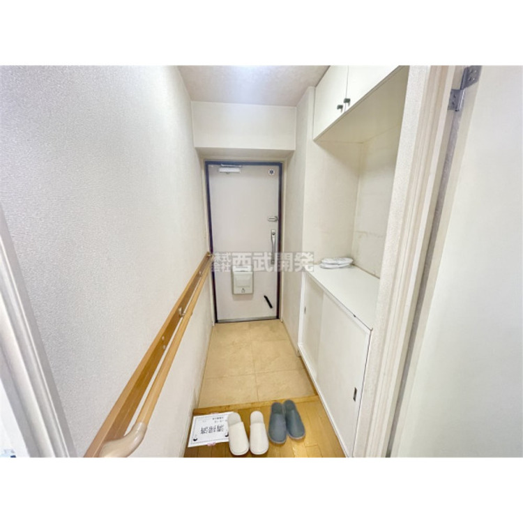 玄関 大きなシューズボックス。中の棚板は可動式なのでブーツや長靴なども楽々収納できます。(リフォーム前)