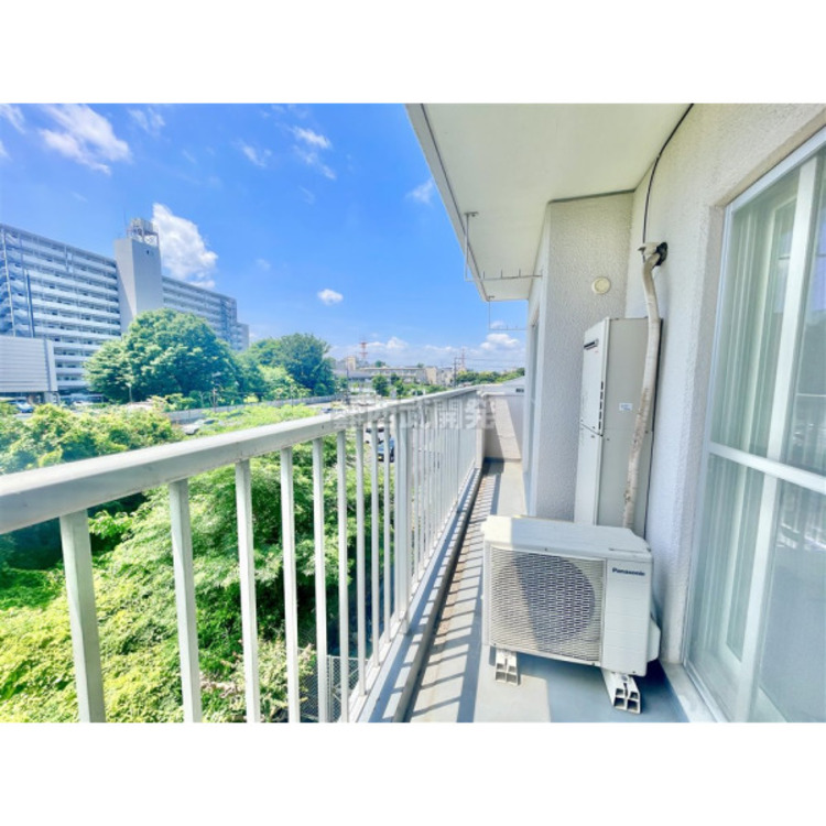 バルコニー 奥行きたっぷりのバルコニーは洗濯物も干せます。