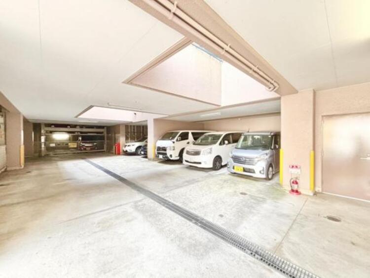 駐車場 マンションの敷地内に設けられた駐車スペースなので重い荷物の出し入れの負担を最小限に抑えられます。