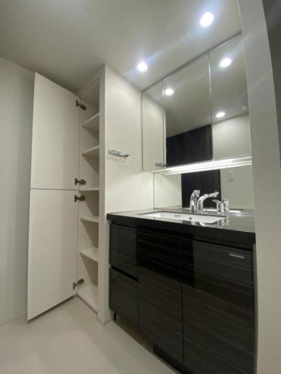 洗面 洗面室は、しっかりとしたスペースを確保。上質な温かみを持つカラーで統一されています。ワイドな洗面台は収納力もありいつでもすっきりとした洗面室に。