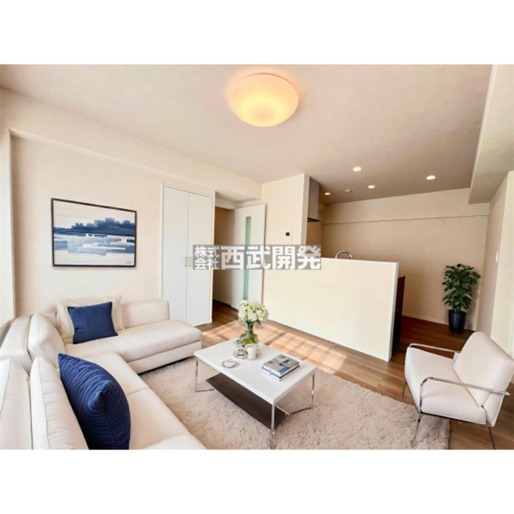 居間 【配置してある家具や小物はCGによるイメージです】