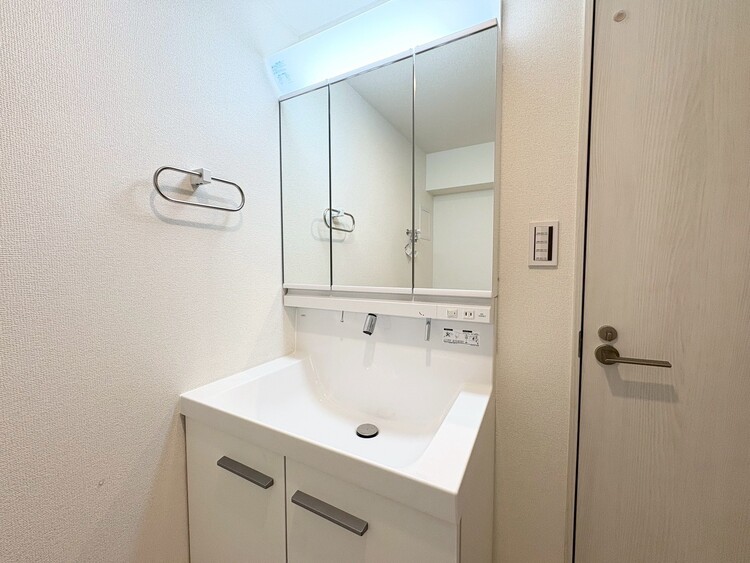 その他 清潔感を感じられる洗面化粧台。