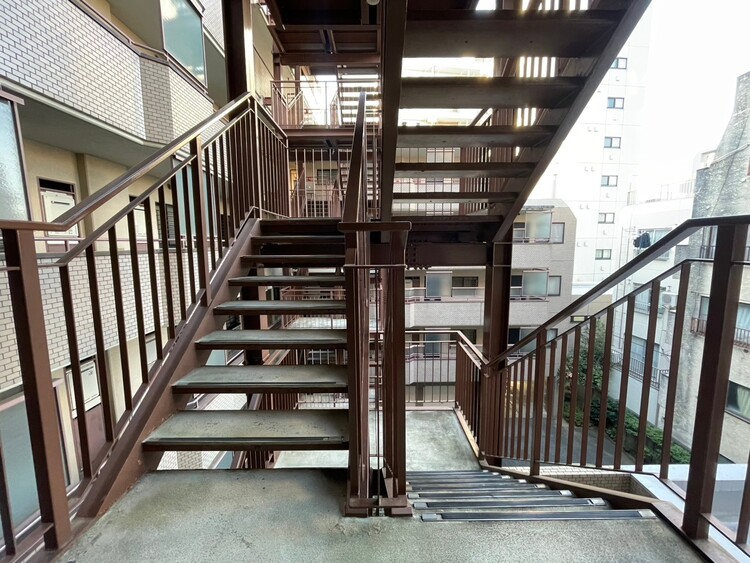 その他 共用部の階段です。明るく清潔に管理されています。