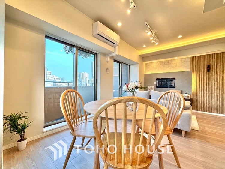 内装 忙しい朝でも、しっかり家族が揃って食事をして頂けるゆとりある大きさのダイニングスペース。リビングと和室の続き間は急な来客時になど使い勝手が良いです。実際の空間を体感してみて下さい！