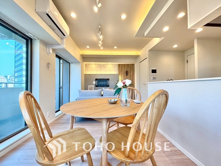 内装 居心地のいい暮らしには欠かせない眩い採光。ゆったりとした幅の窓からこの空間に降り注ぐ採光が絶えない。明るいリビングこそ居心地のいい暮らしが待っているのだと思う。