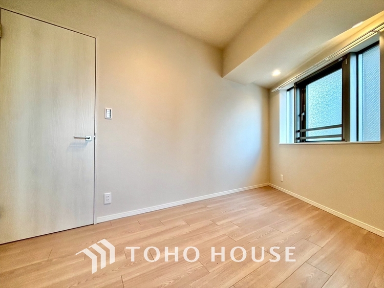 内装 風の通り道。舞い込んでくる風が優しく躍り、室内に爽やかな空気を運んでくる。そこに季節の息吹を感じて、いまがどんな季節なのかを実感する。