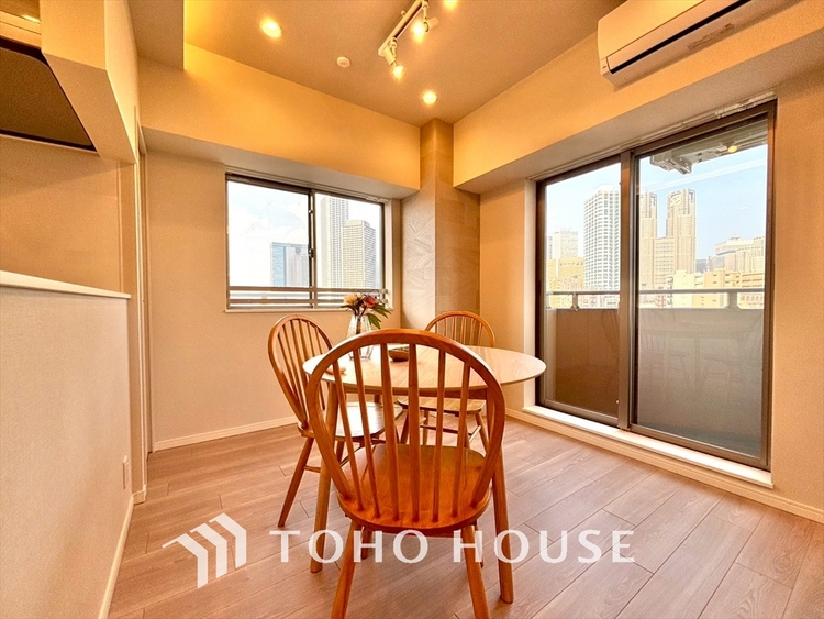 内装 叶えたかったのは落ち着きのあるナチュラルな風合い、そして開放感があるリビング。優雅な気分に浸れる幸せな時間を家族が自然と集まりたくなるこの空間で。