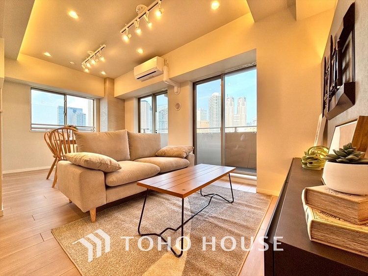 内装 ◆サンサンと◆差し込む太陽の光がこのリビングに笑いをもたらす。ソファの上のクッションがポカポカした暖気にぬくぬくと微睡んでいる。