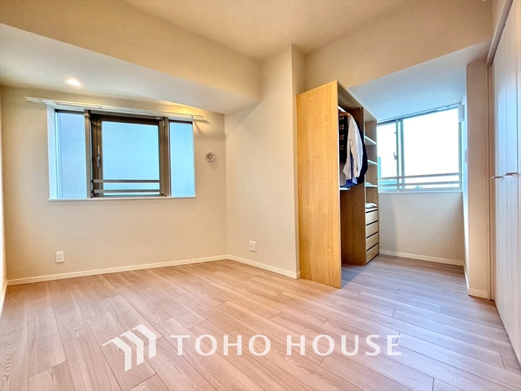 内装 使いやすく、明るい洋室に仕上がります。子供部屋や趣味のお部屋にご利用できます。ご自身で家具などを配置し、素敵な空間を創り上げられます。