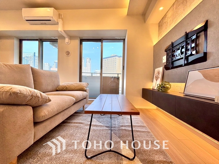 内装 ここはみんなが集い、食事と楽しい会話が始まる場所。話に夢中になりすぎて、ついつい時を忘れ、夜半過ぎになってしまう。そんな束の間の幸せを感じさせてくれます。