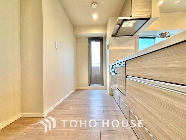 キッチン 手元の収納から、足元の収納までが全てスライド式で、奥のスペースまで有効に活用できます。奥まで上から見渡せるので、たまにしか使わない調理器具もサッと取出せます。