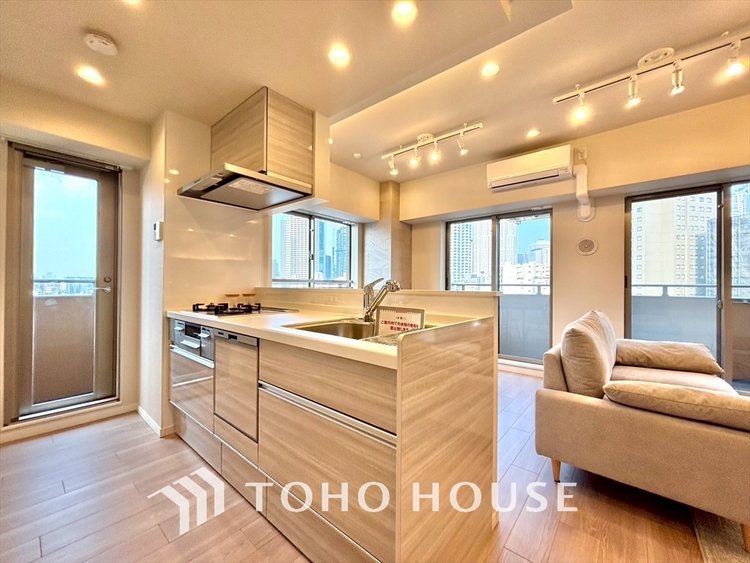 キッチン ◆愛育◆キッチンは家族の絆を育む大切な空間。シンプルで使い易いSystemKitchenで愉しく作る料理は愛情のある美味しいご馳走に。家族で使える広々としたダイニングキッチンです。