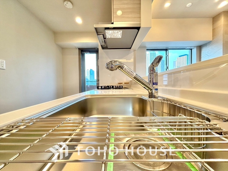 キッチン キッチンは家族の絆を育む大切な空間。シンプルで使い易いシステムキッチンで愉しく作る料理は愛情のある美味しいご馳走に。家族で使えるダイニングキッチンです。