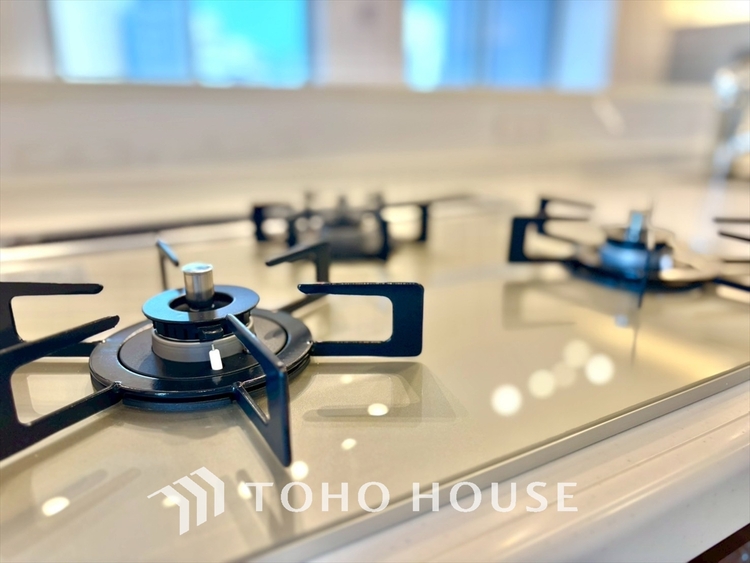 キッチン 毎日料理をする、料理が好き、家族が多くて量を作る必要がある、等の方々にとっては必須の3口コンロ。同時進行で効率アップはもちろん鍋を移動する回数が減り、無駄な動きを軽減することが出来ます。