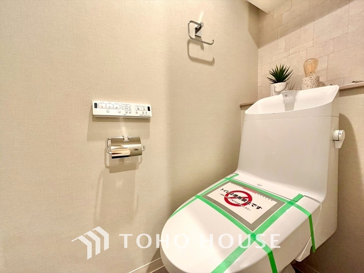 トイレ 清潔感あるホワイト調のクロスと温もり溢れるモダンカラーの床材が見事に調和した本邸宅は、毎日の生活を少しでも快適に過ごして頂ける様に落ち着いた雰囲気作りから行っています。