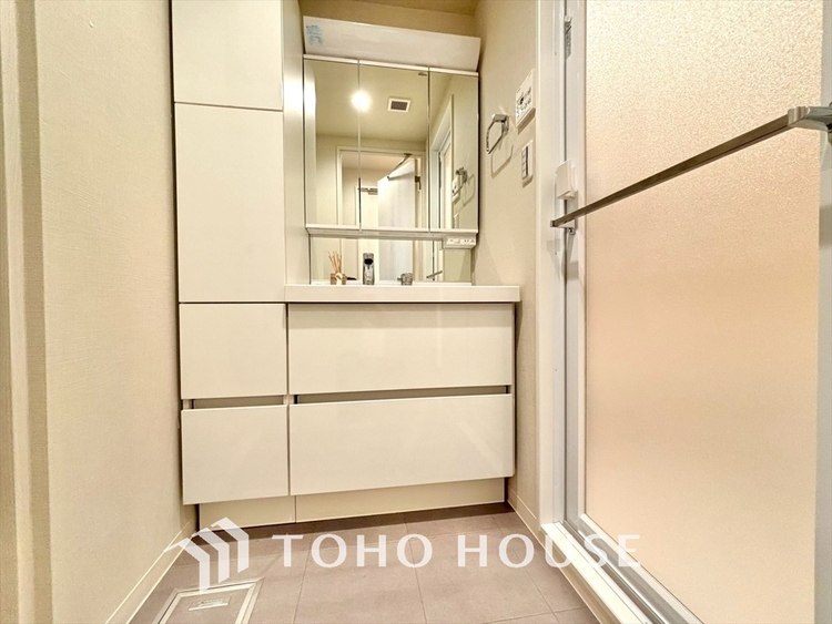 洗面 気持ちの良い朝をつくりだし、夕方には笑顔を取り戻させてくれるミラー。パウダールームはいつでも本来の自分を取り戻せる空間。明るく仕上げてあります。