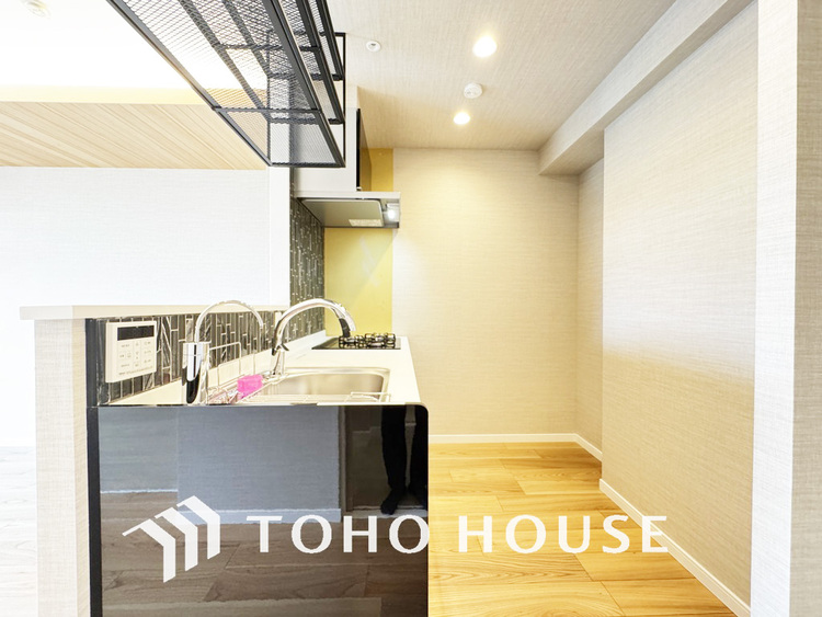 キッチン 背面にはゆとりがあり、冷蔵庫やカップボートを置いていただけます