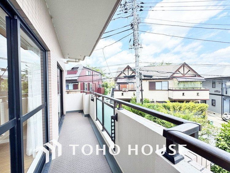 バルコニー 日当たりの良いバルコニーで晴れの日の洗濯物も楽しみになりますね