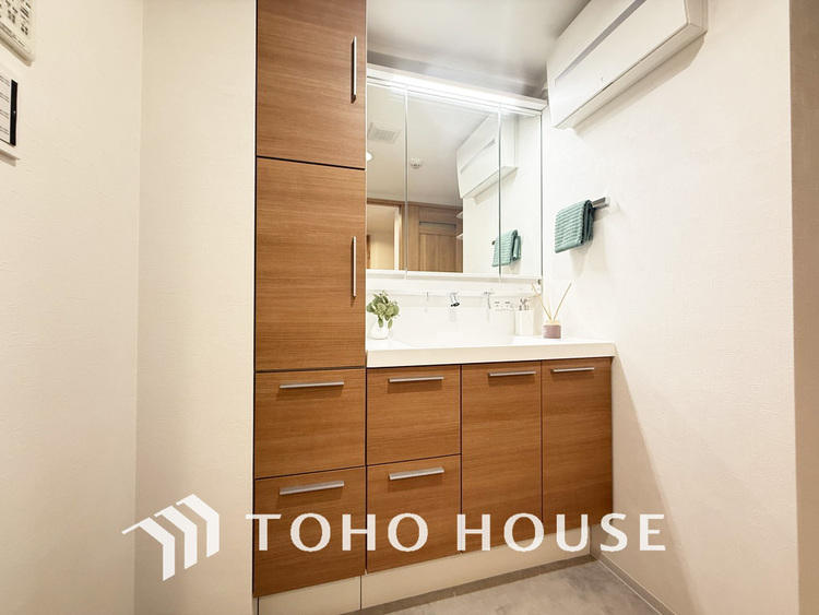 洗面 新規設置の洗面化粧台。収納豊富で使い勝手の良い3面鏡です