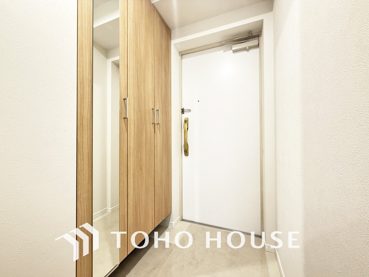 玄関 飾り過ぎないシンプルな内装の玄関