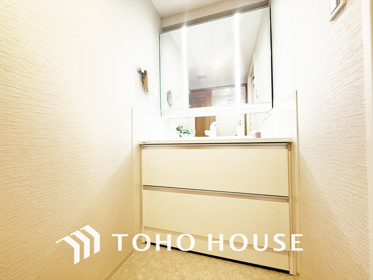 洗面 新規設置の洗面化粧台。収納豊富で使い勝手の良い3面鏡です