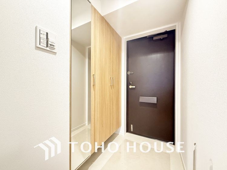 玄関 飾り過ぎないシンプルな内装の玄関