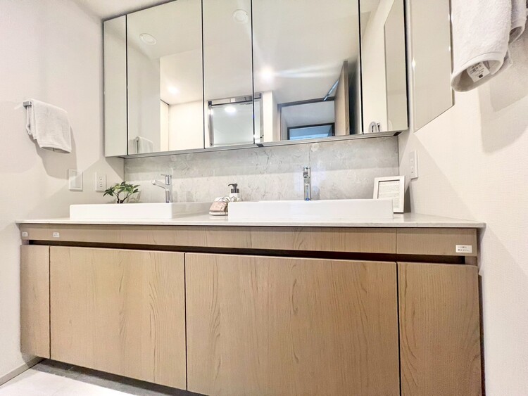 その他 清潔感を感じられる洗面化粧台。