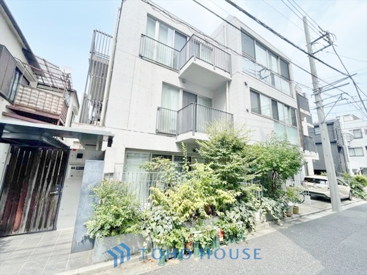 外観 ◆サンサンと◆差し込む太陽の光がこのリビングに笑いをもたらす。ソファの上のクッションがポカポカした暖気にぬくぬくと微睡んでいる。