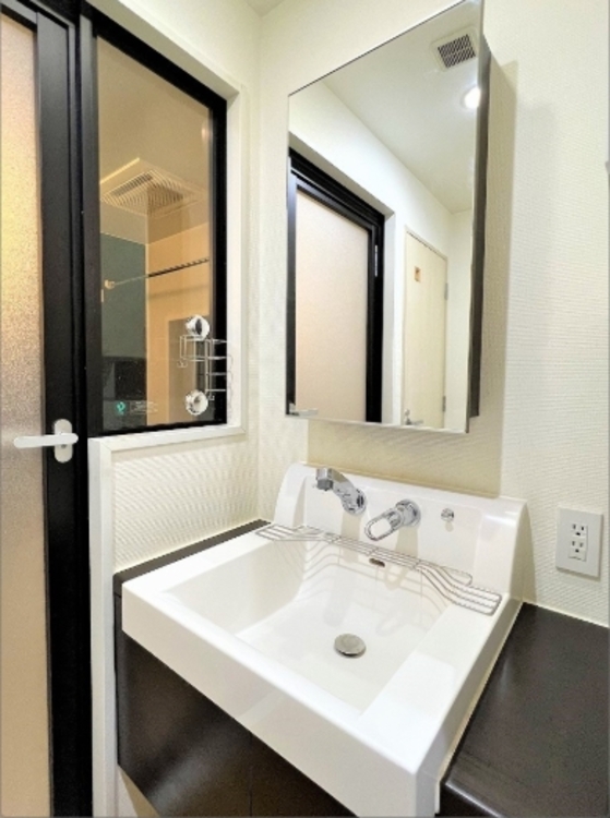 洗面 ◆陽溜まり◆の温もりを感じ、ふわりと寄り添う太陽の妖精たちが自然と僕達を微睡ませる。うとうとしたい訳ではないがそんな時間が嫌いじゃない自分がここにいる。