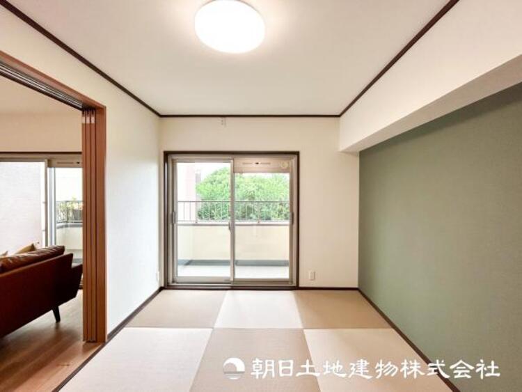 内装 【和室】和室には洋室とはまた違った良さがある。畳の香りに癒され、日本を感じることのできる落ち着きある一部屋です。