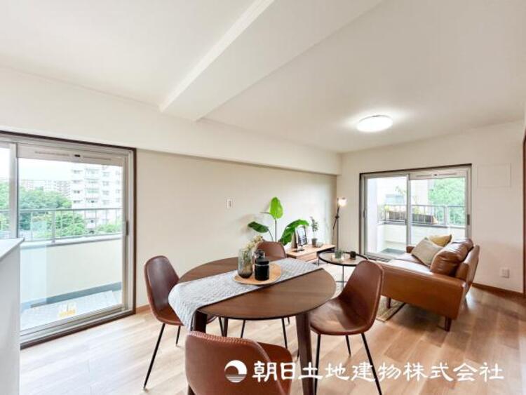 居間 【リビング】大切なご家族、招いた友人と過ごすひと時を溢れる光が優しく包み込む空間。充実した住空間は心を豊かにします。