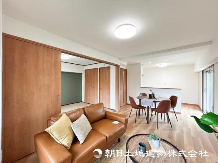 居間 【リビング】開放的で明るい空間が広がるLDK。リビングには潤沢な太陽が降り注ぎ、爽やかな住空間を演出できます